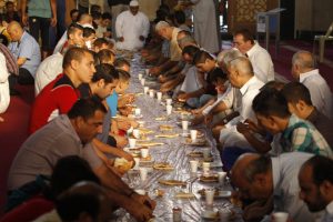 코로나/영국 – 새로운 모습의 종교활동 (Iftar)